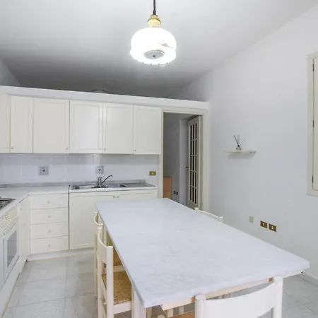 2 Bedroom Lovely In Soverato Lägenhet